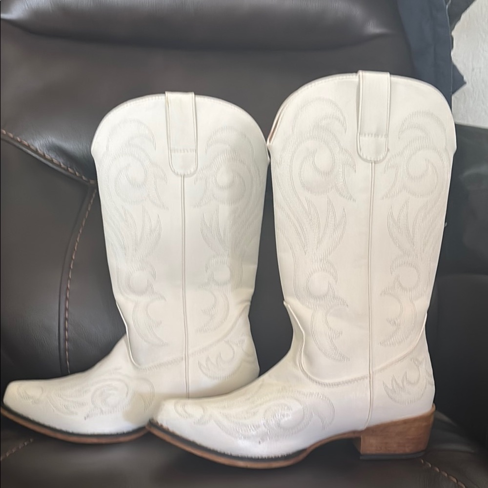 White Heeled Boots with Western Stitching